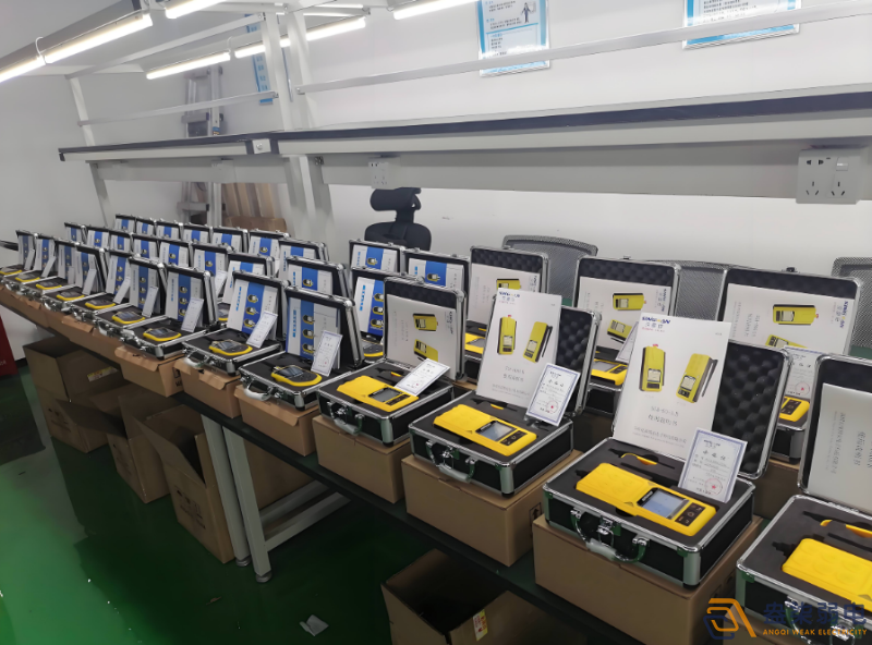 电池电量不足时，工厂报警器的报警灵敏度会降低吗？