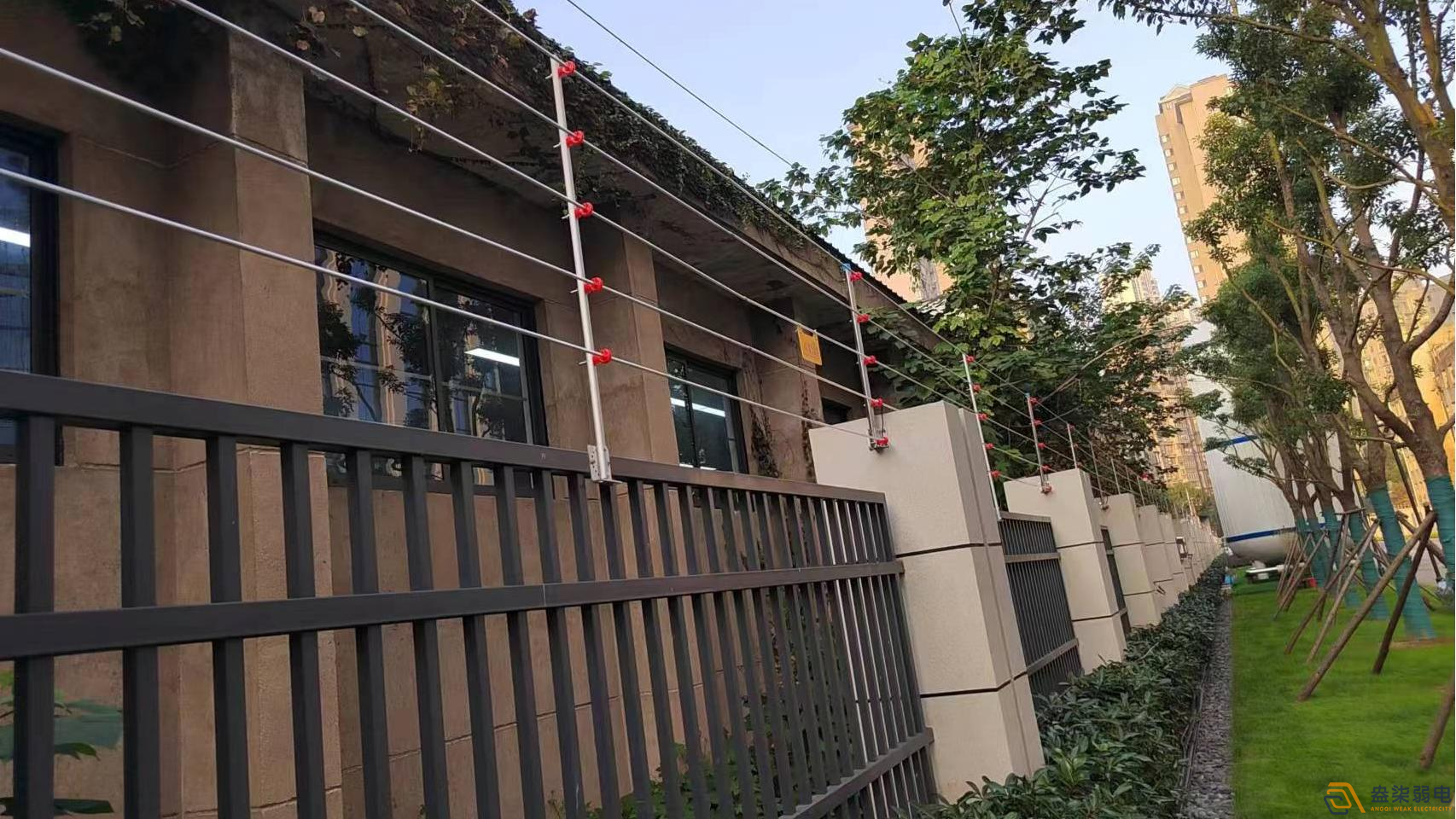 电子围栏会被风吹倒吗？