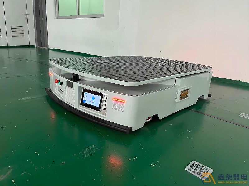 潜伏叉取式机器人让窄巷道搬运更简单