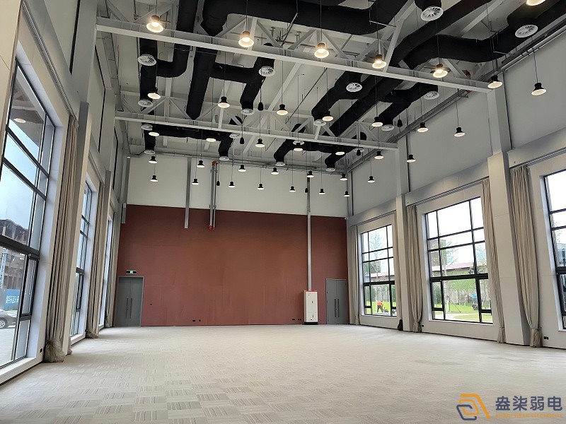 工厂多功能会议厅如何低成本搭建？