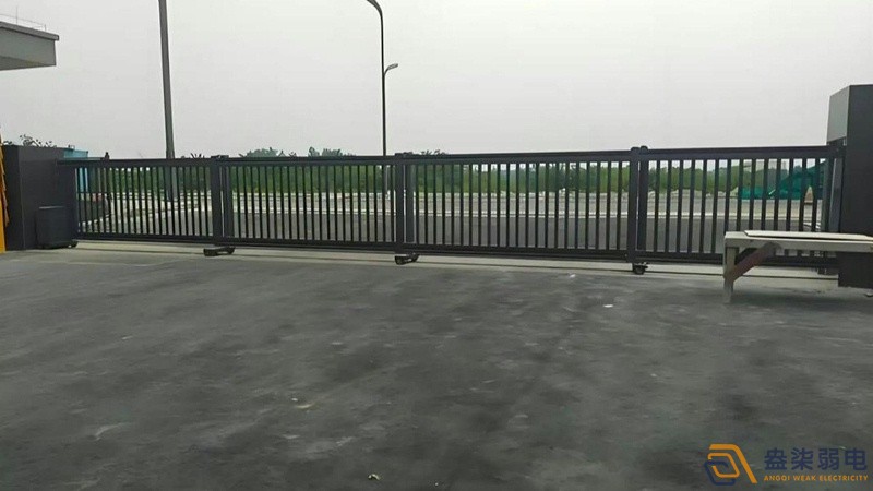 工厂伸缩门加装镃力锁的好处